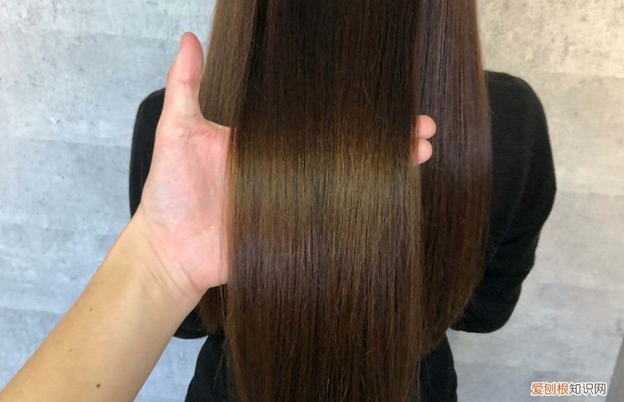 我头发每天都洗，变得干枯毛躁还很硬，怎么变回柔顺 头发毛躁怎么变得柔顺光滑