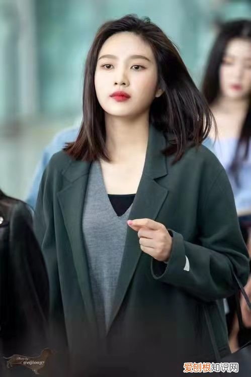 想留长，圆脸，能不能介绍一些不用很打理散着也好看的发型 圆脸适合哪种锁骨发