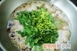 小白菜串丸子家常做法，小白菜汆丸子的做法窍门