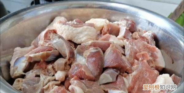 铁锅炖大鹅怎么做,铁锅炖大鹅里面加什么配菜好吃