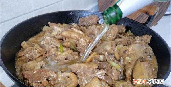 铁锅炖大鹅怎么做,铁锅炖大鹅里面加什么配菜好吃