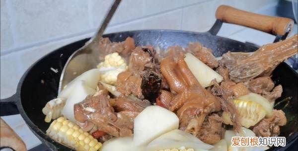 铁锅炖大鹅怎么做,铁锅炖大鹅里面加什么配菜好吃