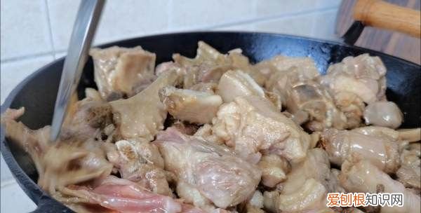 铁锅炖大鹅怎么做,铁锅炖大鹅里面加什么配菜好吃