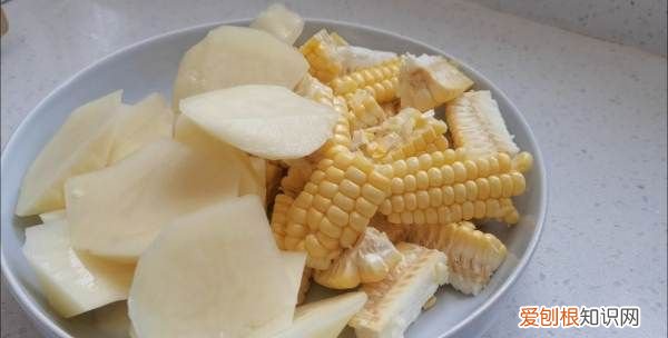 铁锅炖大鹅怎么做,铁锅炖大鹅里面加什么配菜好吃