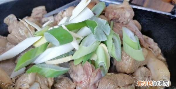 铁锅炖大鹅怎么做,铁锅炖大鹅里面加什么配菜好吃