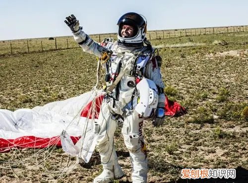 史上第一人太空跳伞回地球为什么出舱的时候不会被飘走 太空跳伞第一人