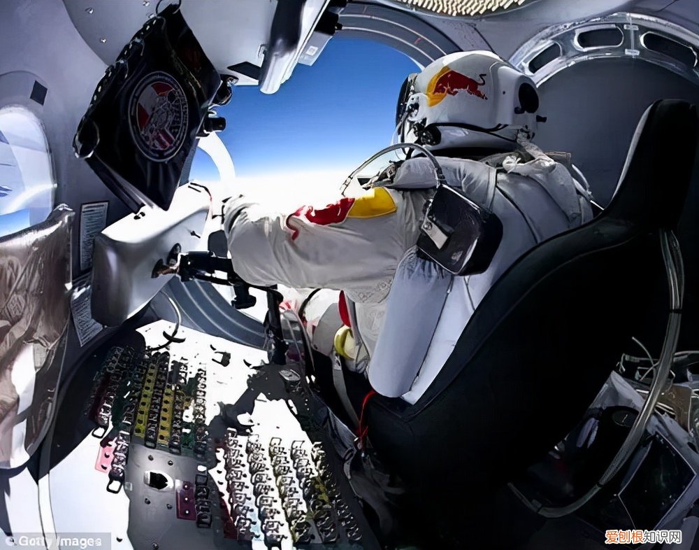 史上第一人太空跳伞回地球为什么出舱的时候不会被飘走 太空跳伞第一人