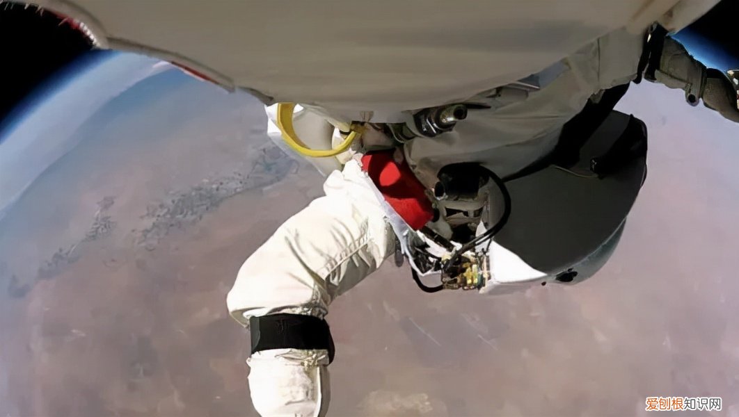 史上第一人太空跳伞回地球为什么出舱的时候不会被飘走 太空跳伞第一人