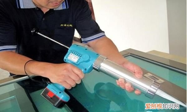 玻璃上的玻璃胶怎么清洗 如何去除玻璃上的玻璃胶