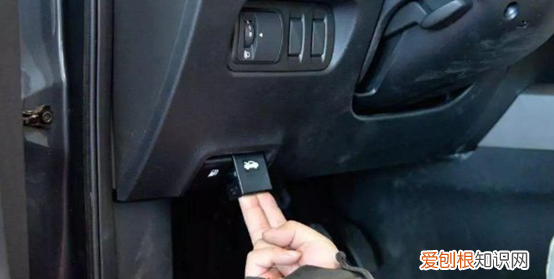 汽车加玻璃水口在哪，如何打开轿车的引擎盖添加玻璃水