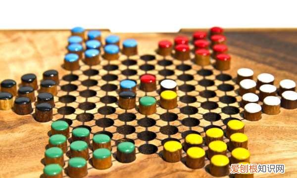 三个人玩的游戏或项目有什么，三个人玩的小游戏有哪些室内