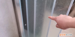 浴室玻璃上的水垢如何去除，浴室玻璃水垢如何清除 如何清除水垢