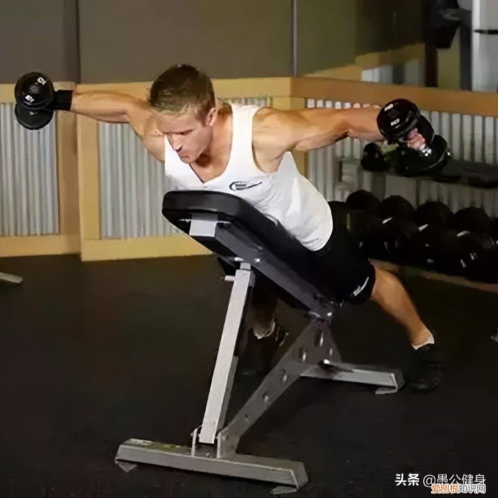 杠铃三角肌后束锻炼方法 三角肌后束哑铃锻炼方法