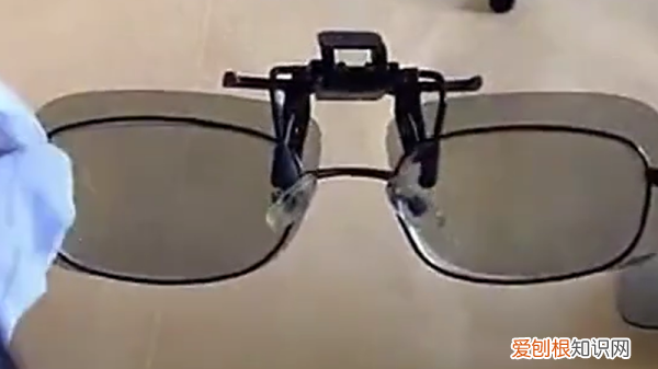 夹片式3d眼镜的戴法,如何使用夹片式3D眼镜