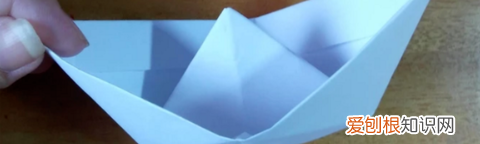 如何用纸折叠小船视频，手工折纸怎么用纸折一条小船