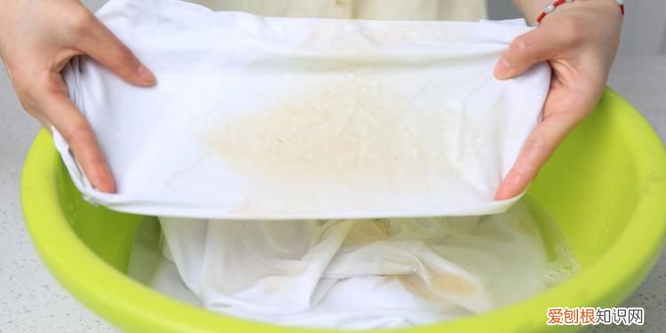 白色衣服腋下发黄了怎么洗干净 白色衣服腋下发黄的清洗方法