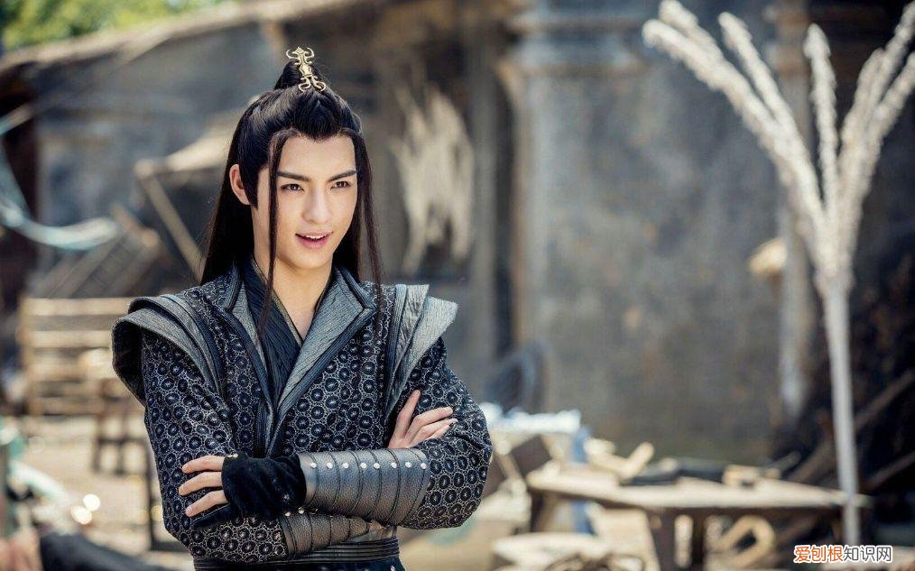 杨超越且听凤鸣演什么