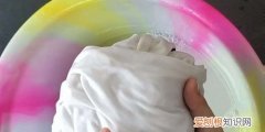白短袖发黄怎么洗白，白色t恤发黄了要怎么洗
