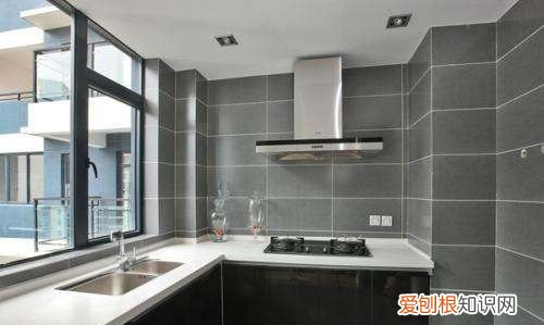 厨房地板怎么清理比较干净 厨房地板如何清理比较干净