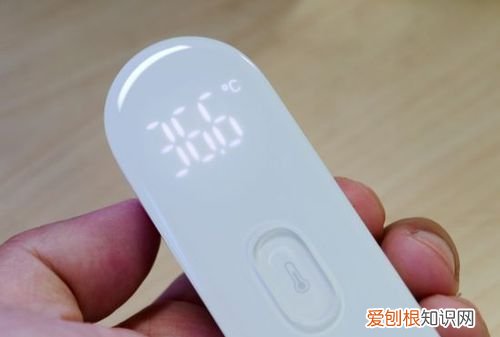 小米体温计怎么调摄氏度，量体温几分钟 量体温的方法