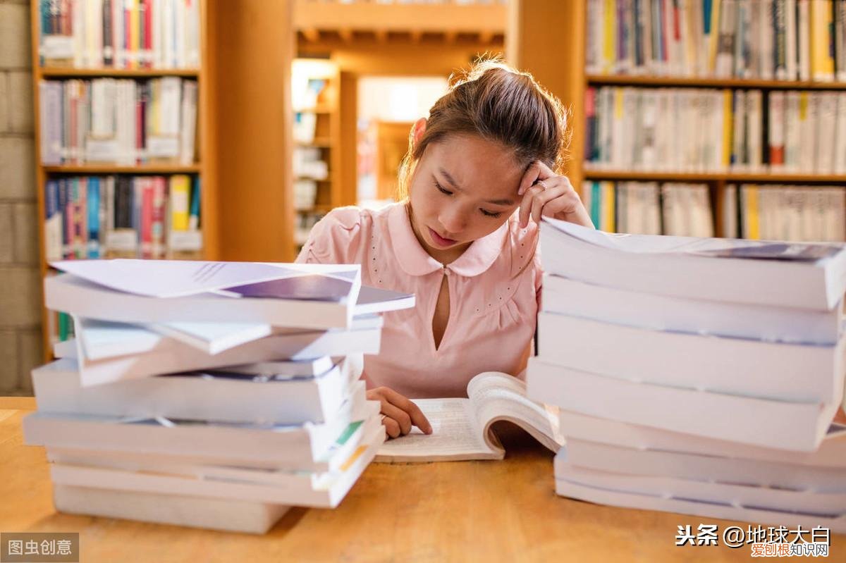 in,the,black是“在黑暗中”吗 black是什么意思