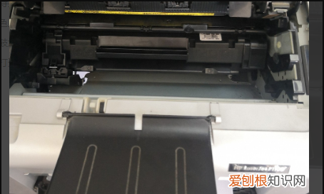 如何更换激光打印机硒鼓单元