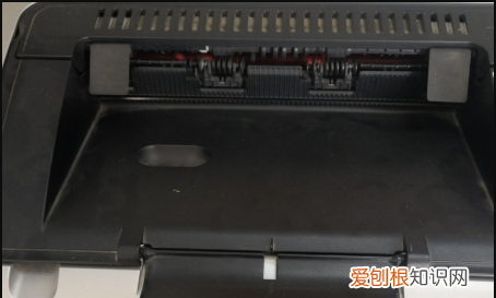 如何更换激光打印机硒鼓单元