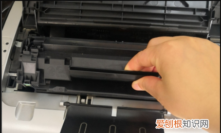 如何更换激光打印机硒鼓单元