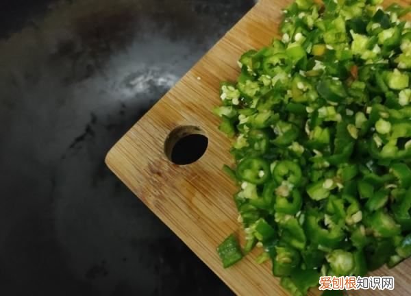 青椒皮蛋的做法步骤图，青椒皮蛋怎么调制家常做法教程