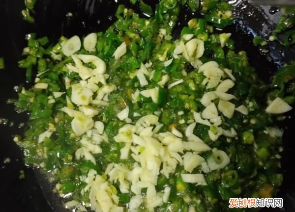 青椒皮蛋的做法步骤图，青椒皮蛋怎么调制家常做法教程