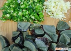 青椒皮蛋的做法步骤图，青椒皮蛋怎么调制家常做法教程