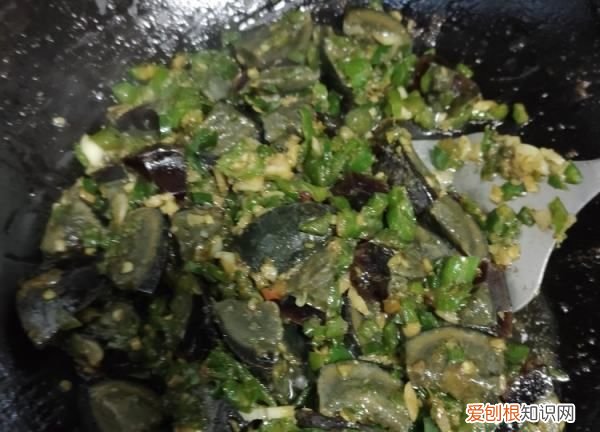 青椒皮蛋的做法步骤图，青椒皮蛋怎么调制家常做法教程