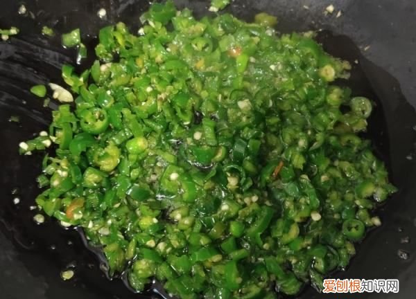 青椒皮蛋的做法步骤图，青椒皮蛋怎么调制家常做法教程