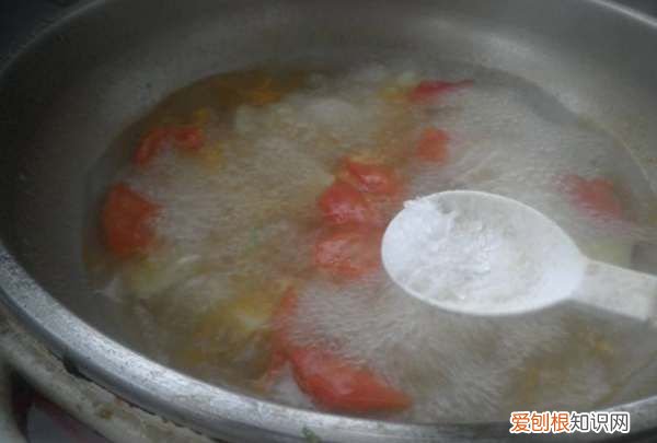 土豆片鸡蛋汤的做法，土豆片和鸡蛋怎么样弄成汤好吃