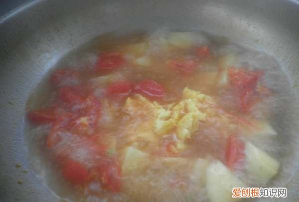 土豆片鸡蛋汤的做法，土豆片和鸡蛋怎么样弄成汤好吃