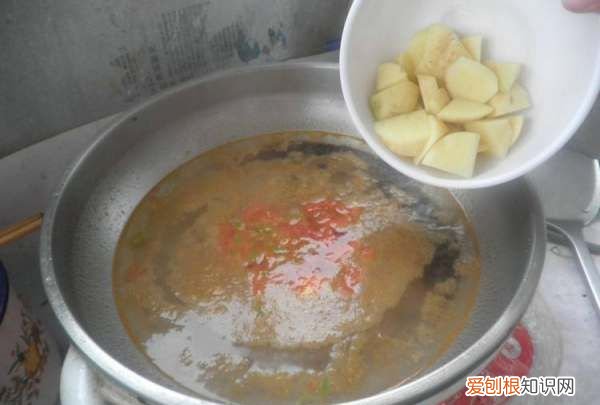 土豆片鸡蛋汤的做法，土豆片和鸡蛋怎么样弄成汤好吃