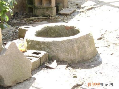 对村民不满往水井里倒农药,井水不能打农药