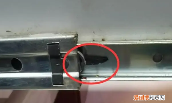 抽屉滑道怎样拆卸和安装视频，橱柜抽屉带滑道卡扣如何卸下来