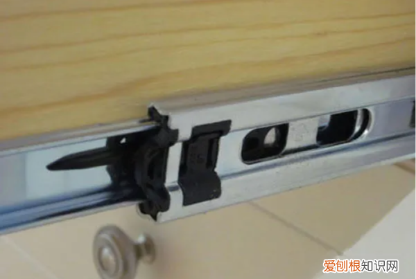 抽屉滑道怎样拆卸和安装视频，橱柜抽屉带滑道卡扣如何卸下来