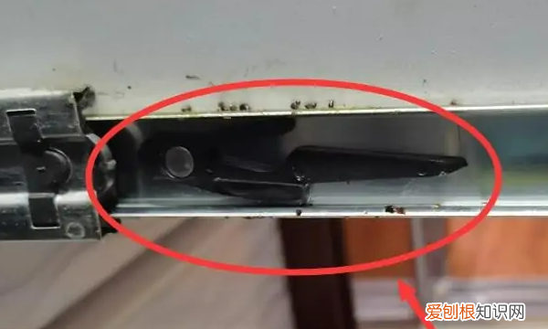 抽屉滑道怎样拆卸和安装视频，橱柜抽屉带滑道卡扣如何卸下来