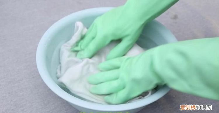 84消毒液弄裤子上怎么洗掉 84消毒液弄裤子上如何洗掉