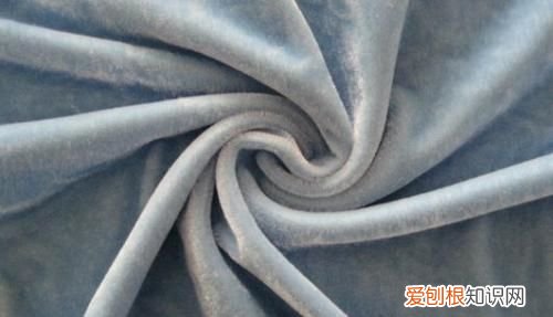 丝绒衣服怎么清洗能不粘毛 丝绒衣服怎么护理沾毛怎么去除