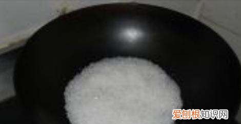 铸铁锅怎么开锅，家用新买铁锅炼锅方法