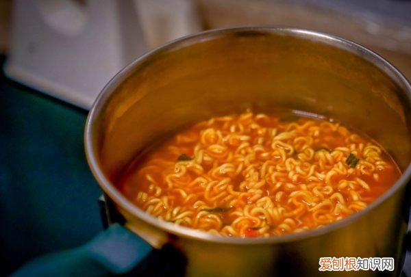 方便面过期还能吃吗,泡面过了保质期还能吃