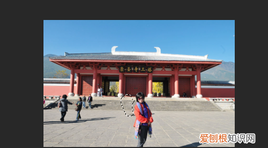 PS怎么才可以把多余的人P掉，ps中怎么把背景中的人去掉呢