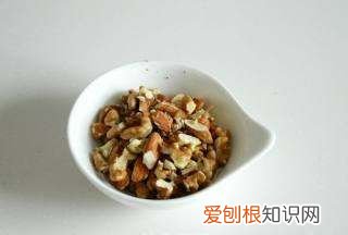 网红巧克力坚果的制作方法，干果脆皮巧克力夹心雪糕百科