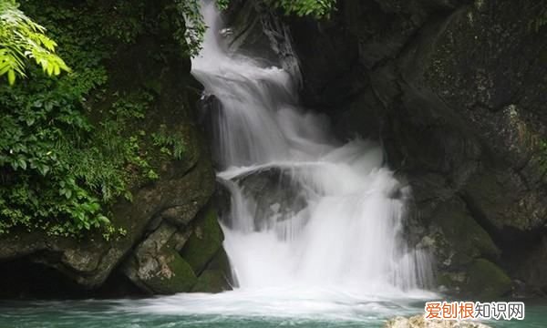 流水不争先出自哪里，高山自仰止 流水不争先是什么意思