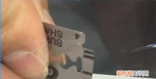 牙签卡在手机卡的小洞里怎么办