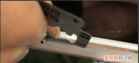 牙签卡在手机卡的小洞里怎么办