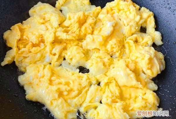 西红柿炒鸡蛋的做法文字，番茄炒鸡蛋的步骤文字与材料